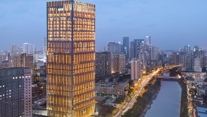 管家婆白小姐四肖必选2025,女子养的宠物兔像毛绒玩具,重点解答解释落实_正式版V6.65